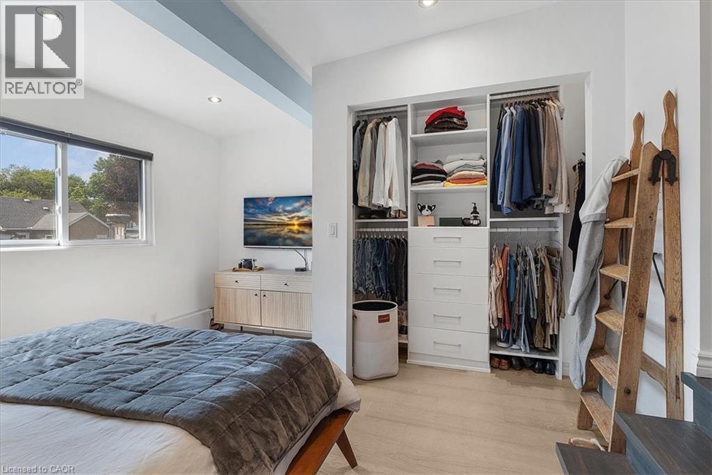 575 Mary Street, Hamilton, ON - Indoor Photo Showing Bedroom