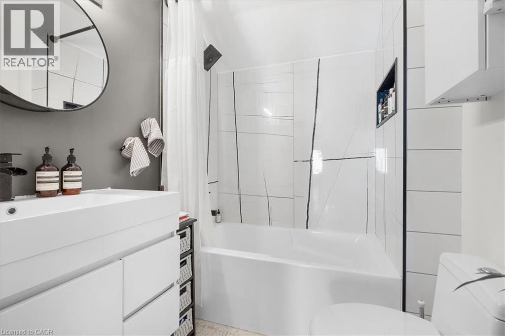 575 Mary Street, Hamilton, ON - Indoor Photo Showing Bathroom