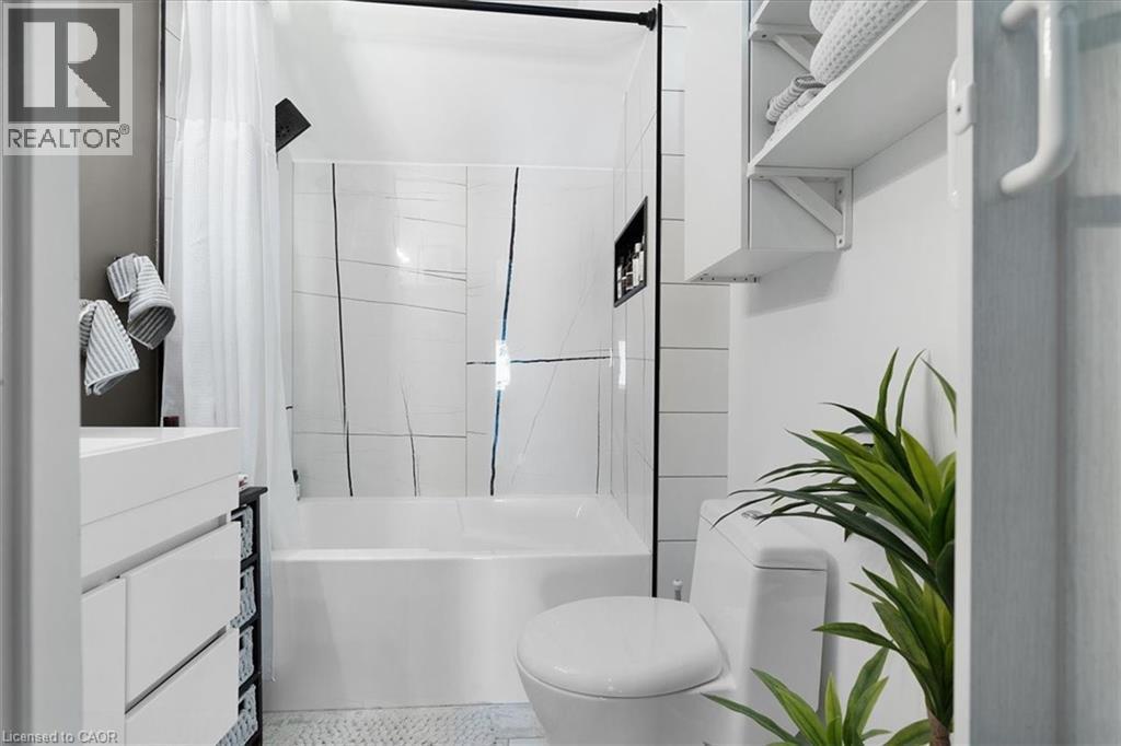 575 Mary Street, Hamilton, ON - Indoor Photo Showing Bathroom