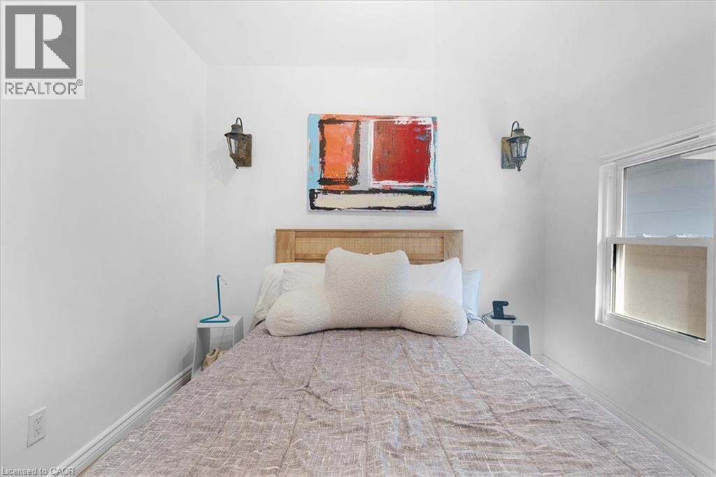 575 Mary Street, Hamilton, ON - Indoor Photo Showing Bedroom