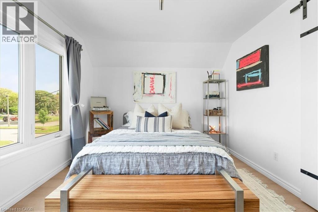 575 Mary Street, Hamilton, ON - Indoor Photo Showing Bedroom