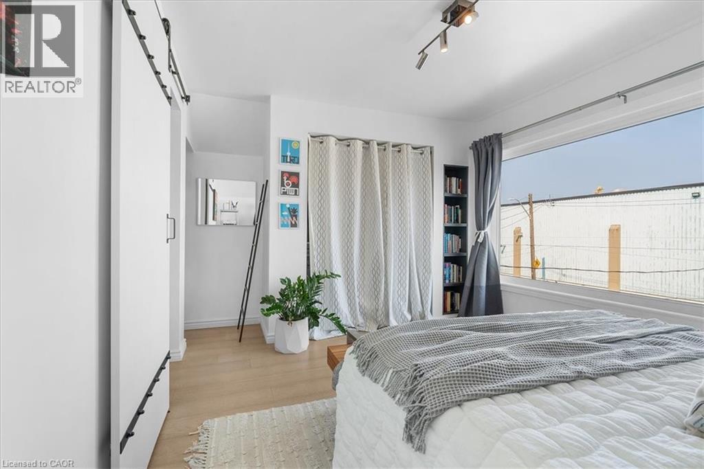 575 Mary Street, Hamilton, ON - Indoor Photo Showing Bedroom