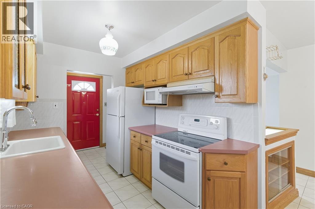 98 East 16Th Street, Hamilton, ON - Indoor Photo Showing Kitchen