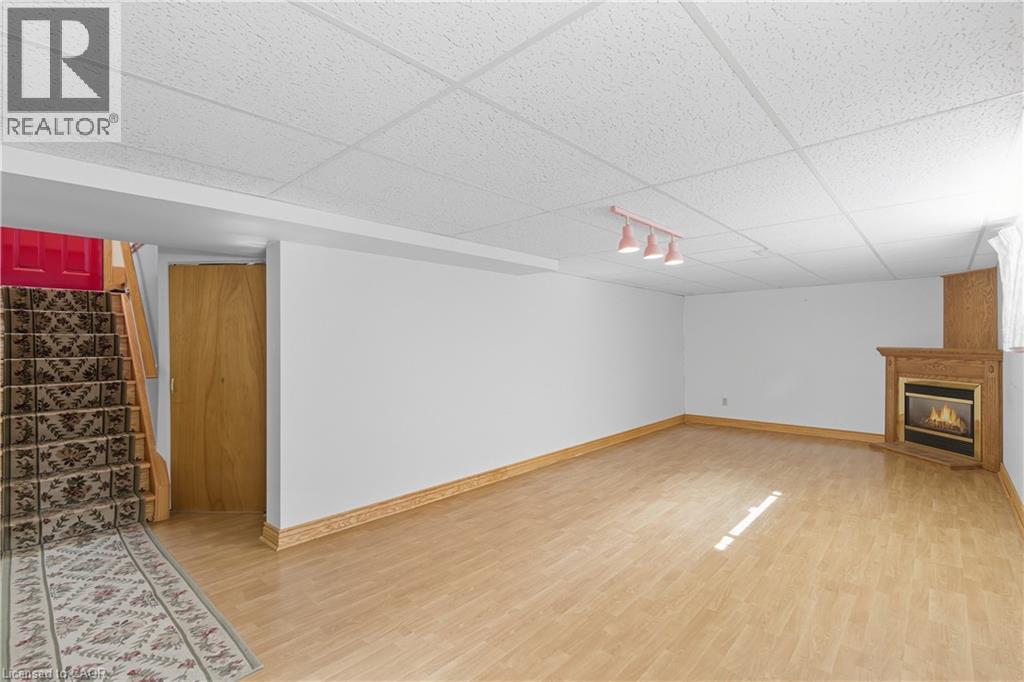 98 East 16Th Street, Hamilton, ON - Indoor Photo Showing Other Room With Fireplace