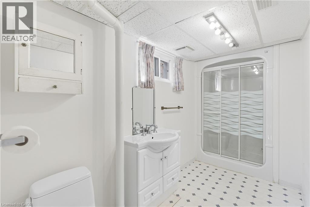 98 East 16Th Street, Hamilton, ON - Indoor Photo Showing Bathroom