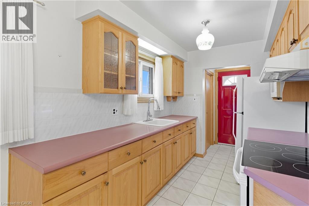 98 East 16Th Street, Hamilton, ON - Indoor Photo Showing Kitchen
