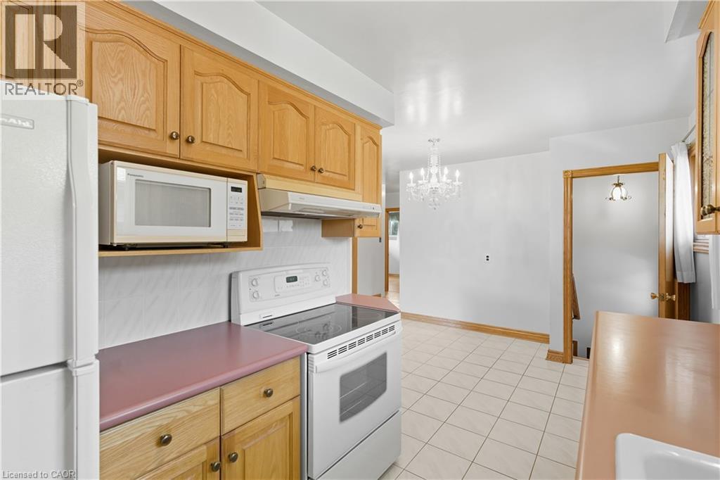98 East 16Th Street, Hamilton, ON - Indoor Photo Showing Kitchen