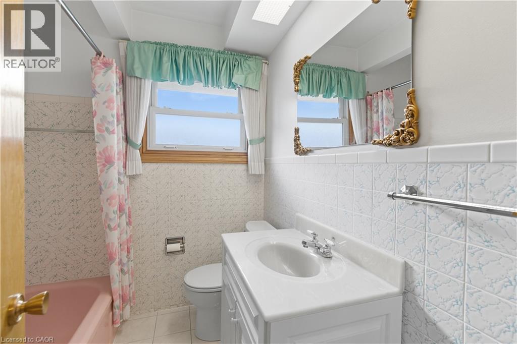98 East 16Th Street, Hamilton, ON - Indoor Photo Showing Bathroom