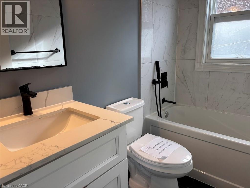 373 East 27Th Street, Hamilton, ON - Indoor Photo Showing Bathroom