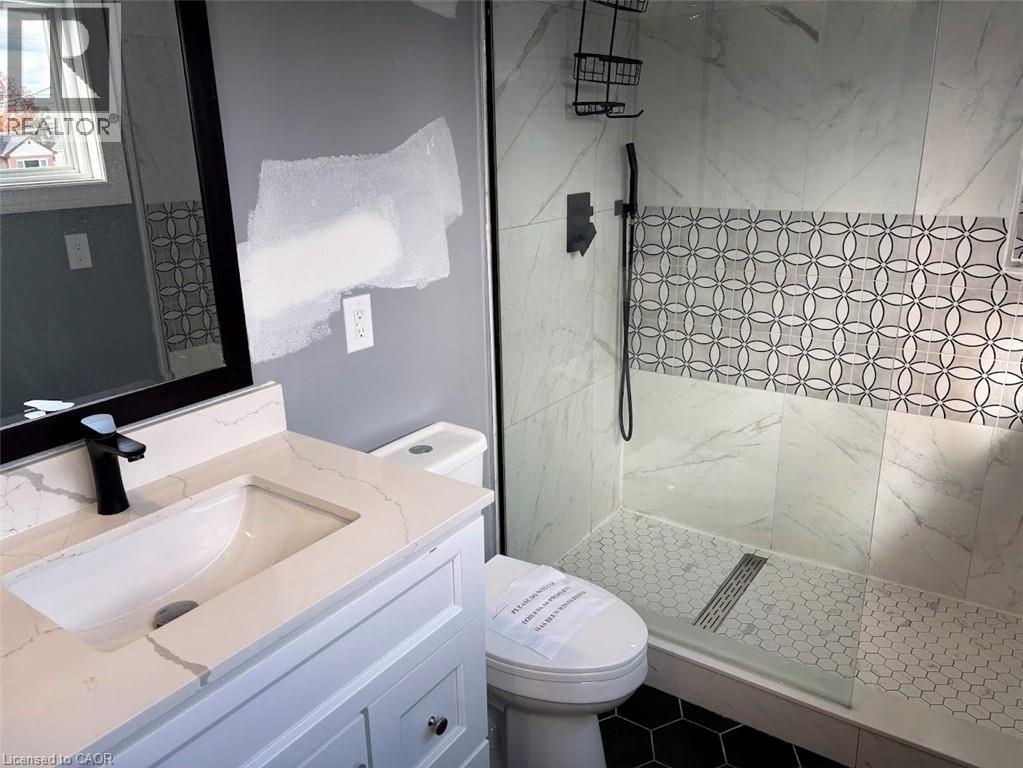 373 East 27Th Street, Hamilton, ON - Indoor Photo Showing Bathroom