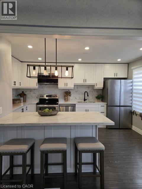 373 East 27Th Street, Hamilton, ON - Indoor Photo Showing Kitchen With Upgraded Kitchen