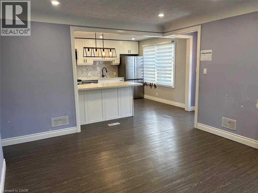 373 East 27Th Street, Hamilton, ON - Indoor Photo Showing Kitchen