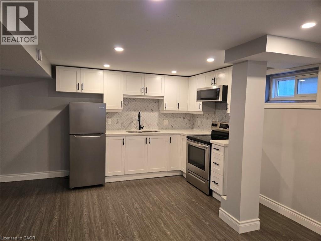 373 East 27Th Street, Hamilton, ON - Indoor Photo Showing Kitchen With Double Sink