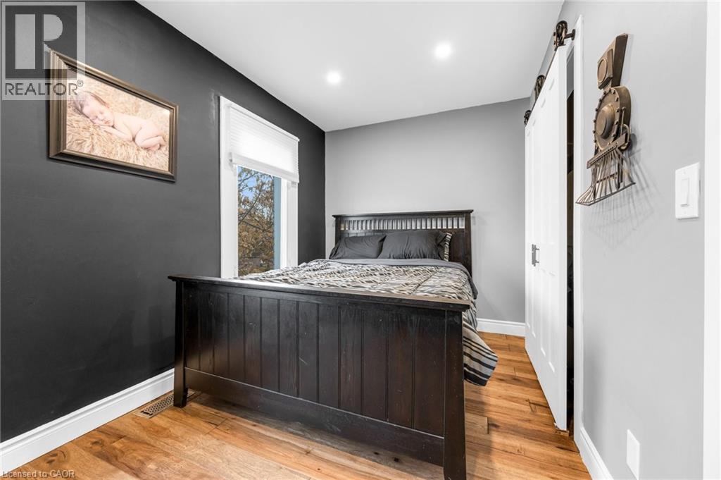 373 Emerald Street N, Hamilton, ON - Indoor Photo Showing Bedroom