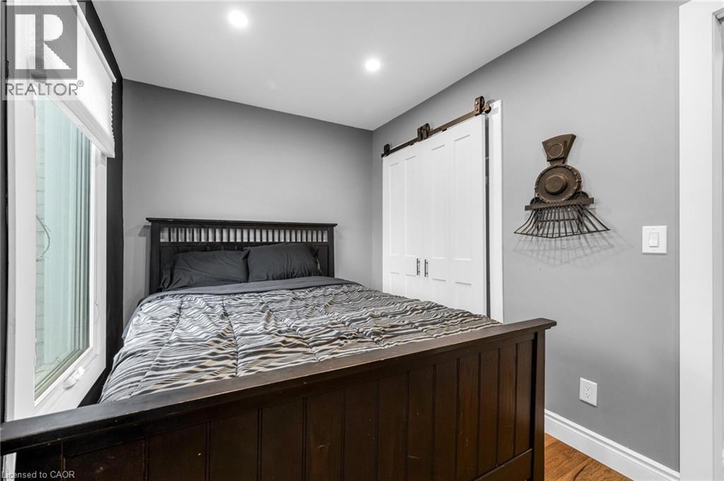 373 Emerald Street N, Hamilton, ON - Indoor Photo Showing Bedroom
