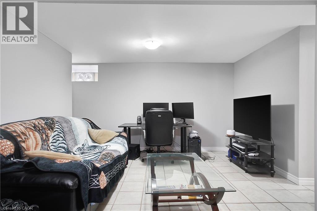 17 Shaw Avenue W, Cambridge, ON - Indoor