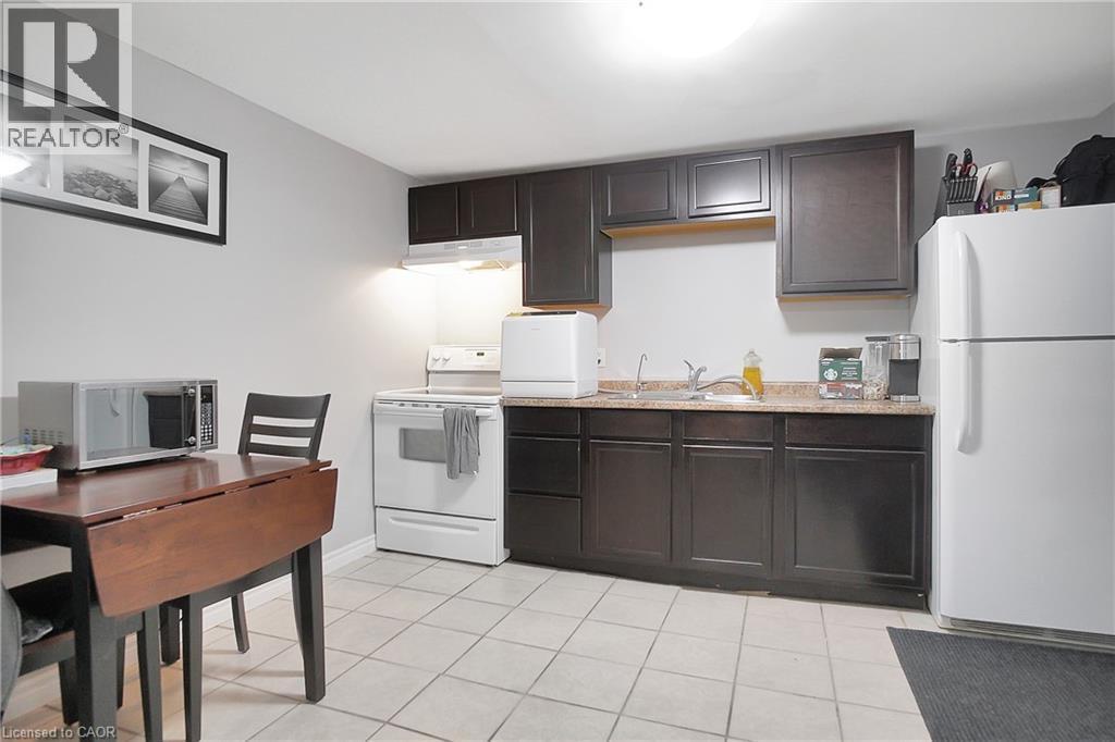17 Shaw Avenue W, Cambridge, ON - Indoor Photo Showing Kitchen