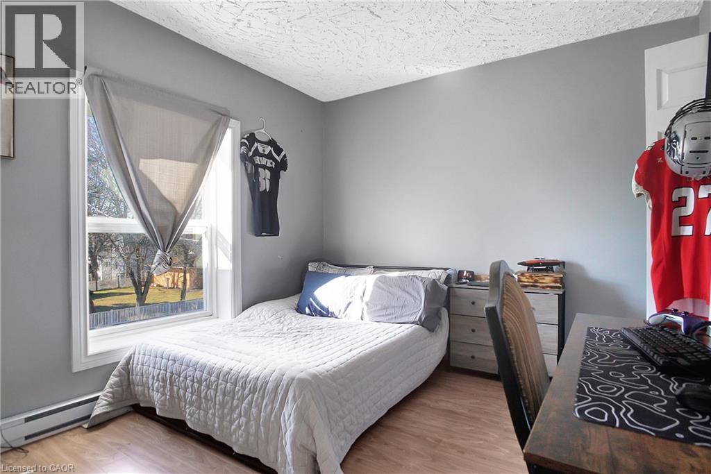 17 Shaw Avenue W, Cambridge, ON - Indoor Photo Showing Bedroom
