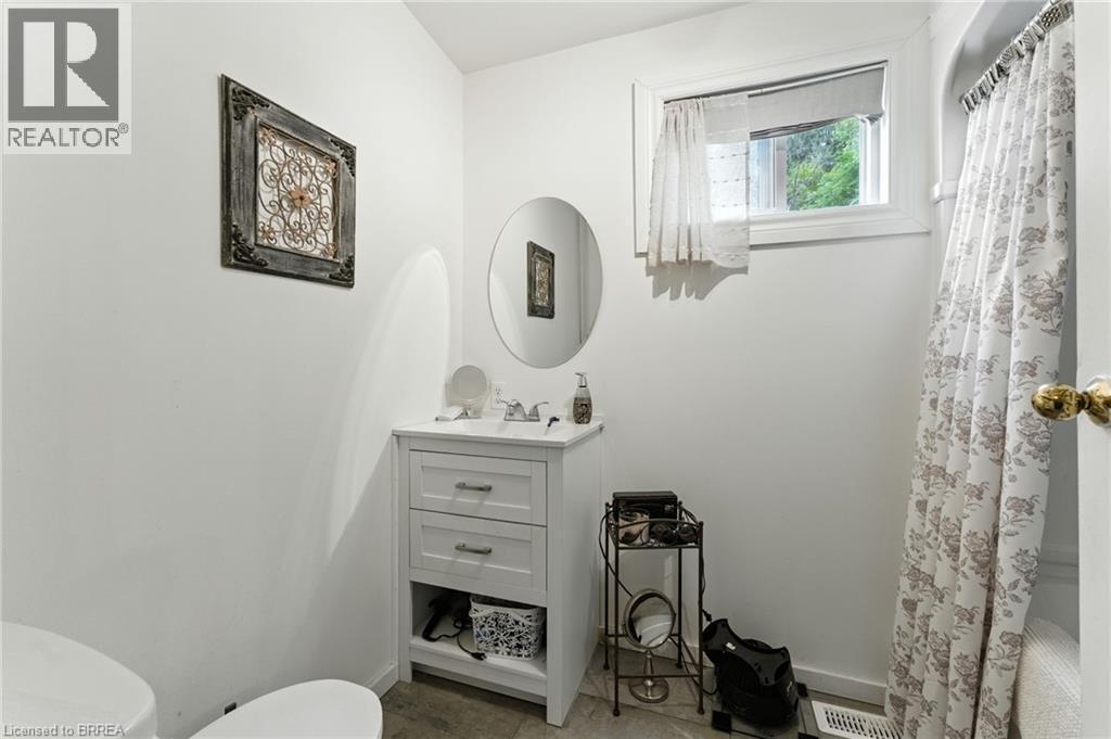 396 William Street, Delhi, ON - Indoor Photo Showing Bathroom