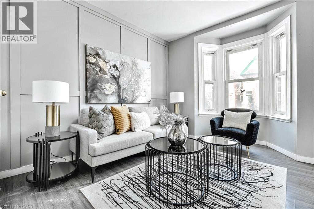 381 Herkimer Street, Hamilton, ON - Indoor Photo Showing Living Room