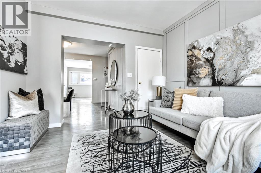 381 Herkimer Street, Hamilton, ON - Indoor Photo Showing Living Room
