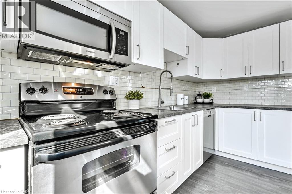 381 Herkimer Street, Hamilton, ON - Indoor Photo Showing Kitchen With Upgraded Kitchen