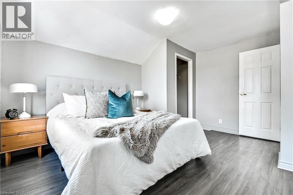 381 Herkimer Street, Hamilton, ON - Indoor Photo Showing Bedroom