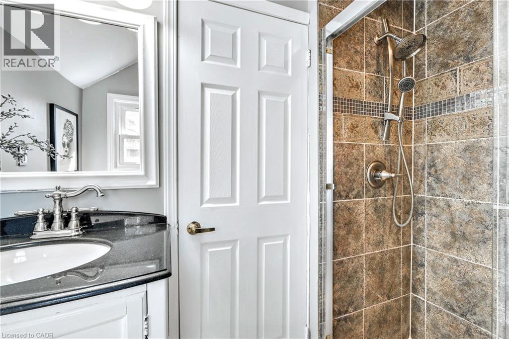 381 Herkimer Street, Hamilton, ON - Indoor Photo Showing Bathroom