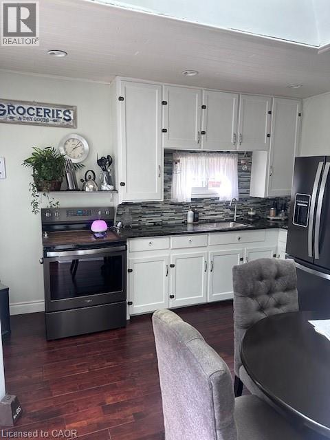 84 Barons Avenue N, Hamilton, ON - Indoor Photo Showing Kitchen
