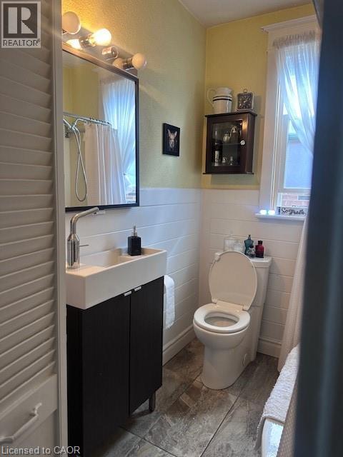 84 Barons Avenue N, Hamilton, ON - Indoor Photo Showing Bathroom