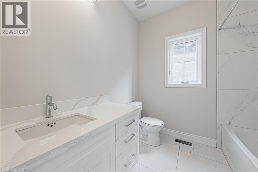 60 Cesar Place, Ancaster, ON - Indoor Photo Showing Bathroom
