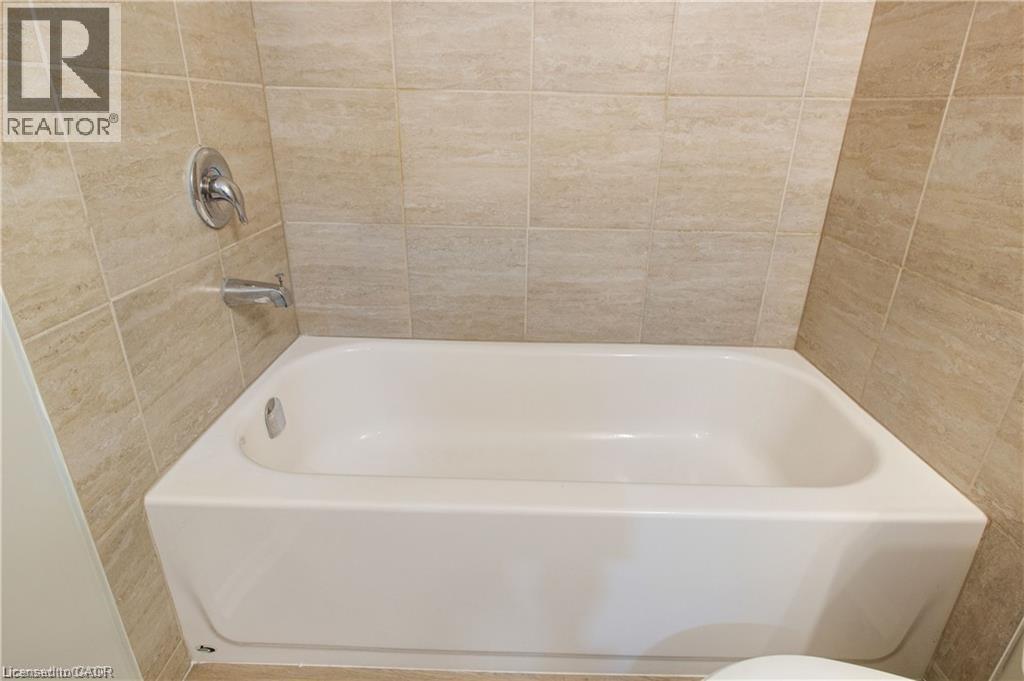 24 Tara Crescent Unit# Upper, Thorold, ON - Indoor Photo Showing Bathroom