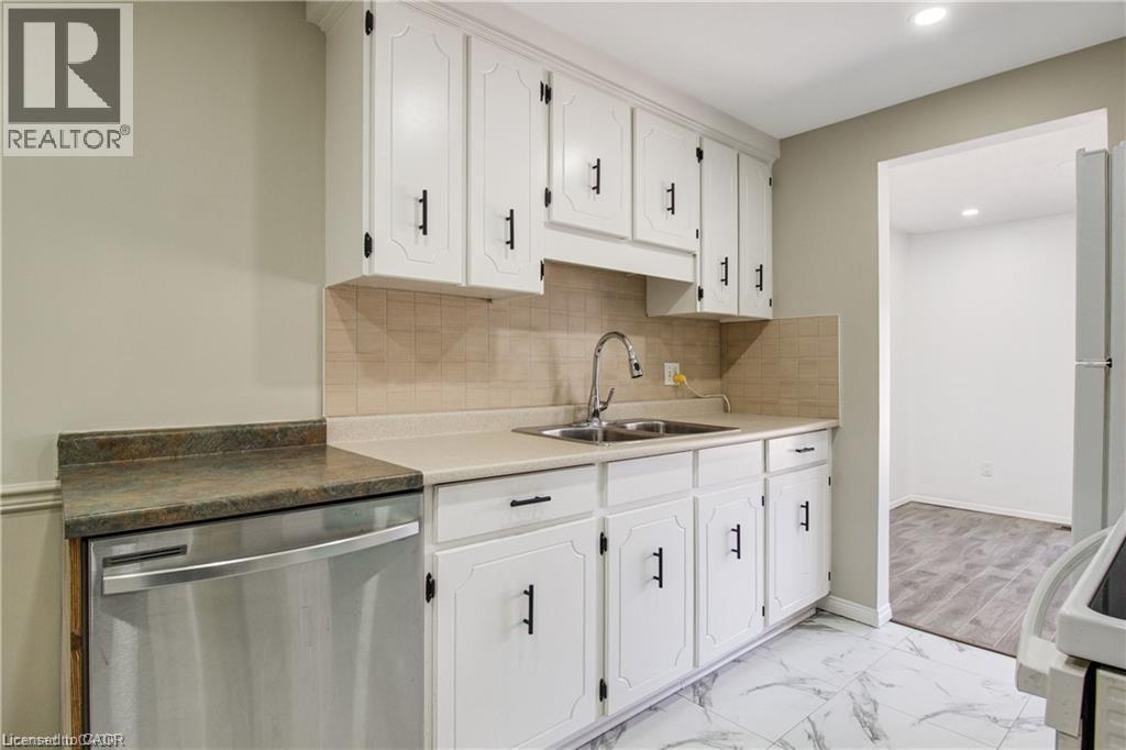 24 Tara Crescent Unit# Upper, Thorold, ON - Indoor Photo Showing Kitchen With Double Sink