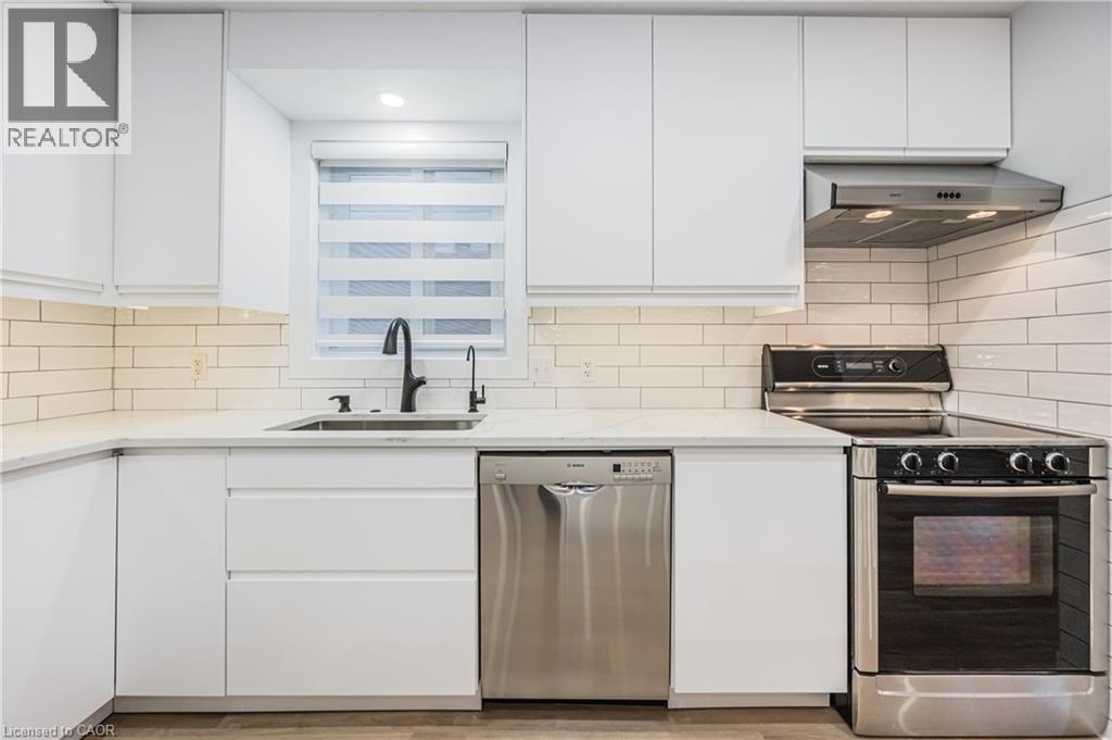 125 Steepleridge Street, Kitchener, ON - Indoor Photo Showing Kitchen With Upgraded Kitchen