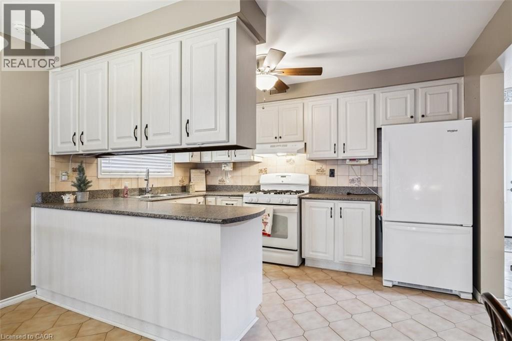 10 Finch Place, Hamilton, ON - Indoor Photo Showing Kitchen