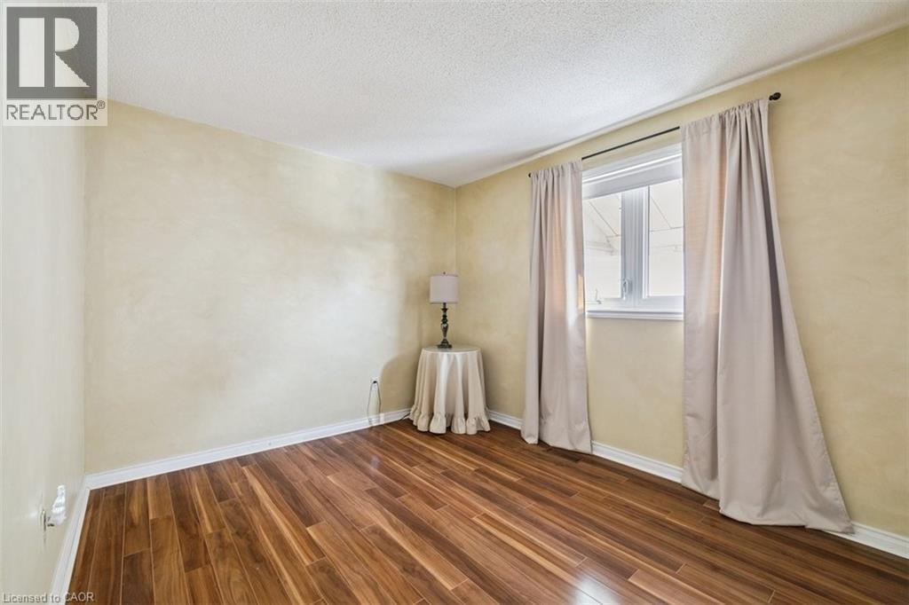 10 Finch Place, Hamilton, ON - Indoor Photo Showing Other Room