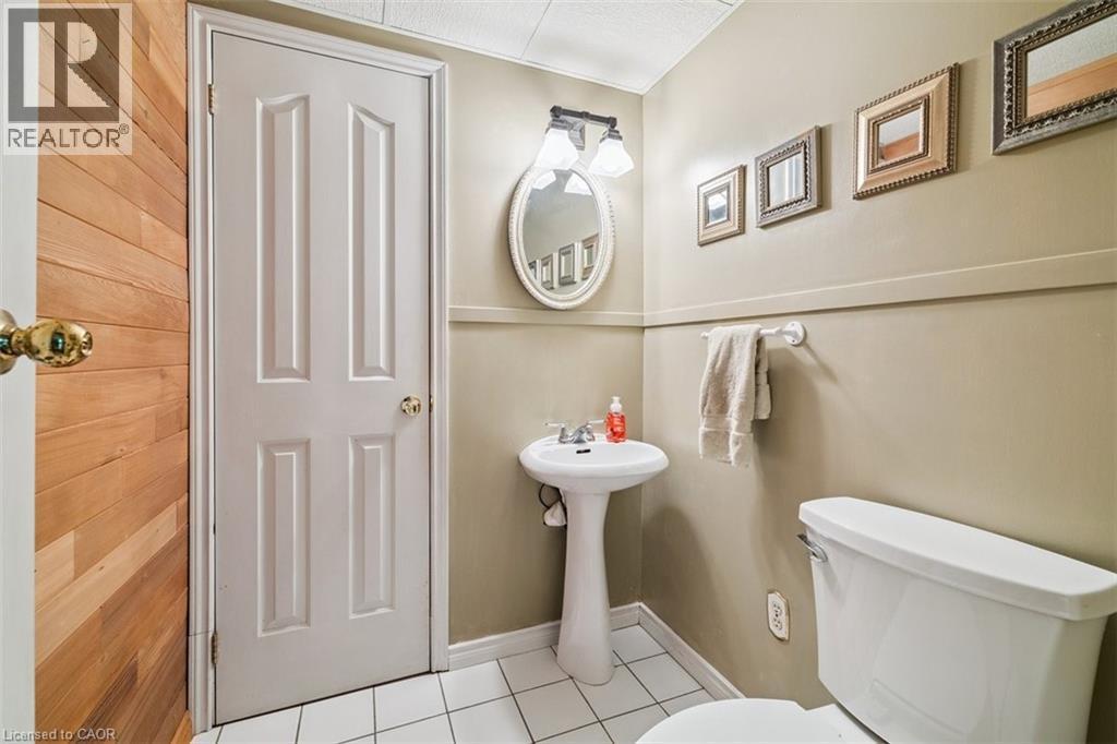 10 Finch Place, Hamilton, ON - Indoor Photo Showing Bathroom