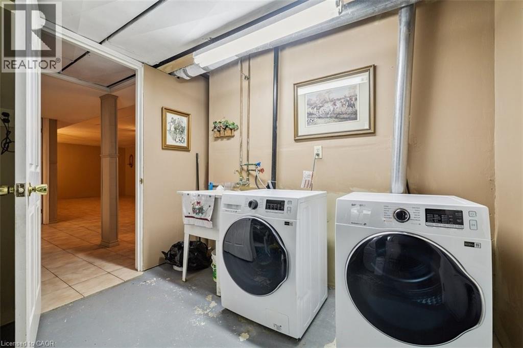 10 Finch Place, Hamilton, ON - Indoor Photo Showing Laundry Room