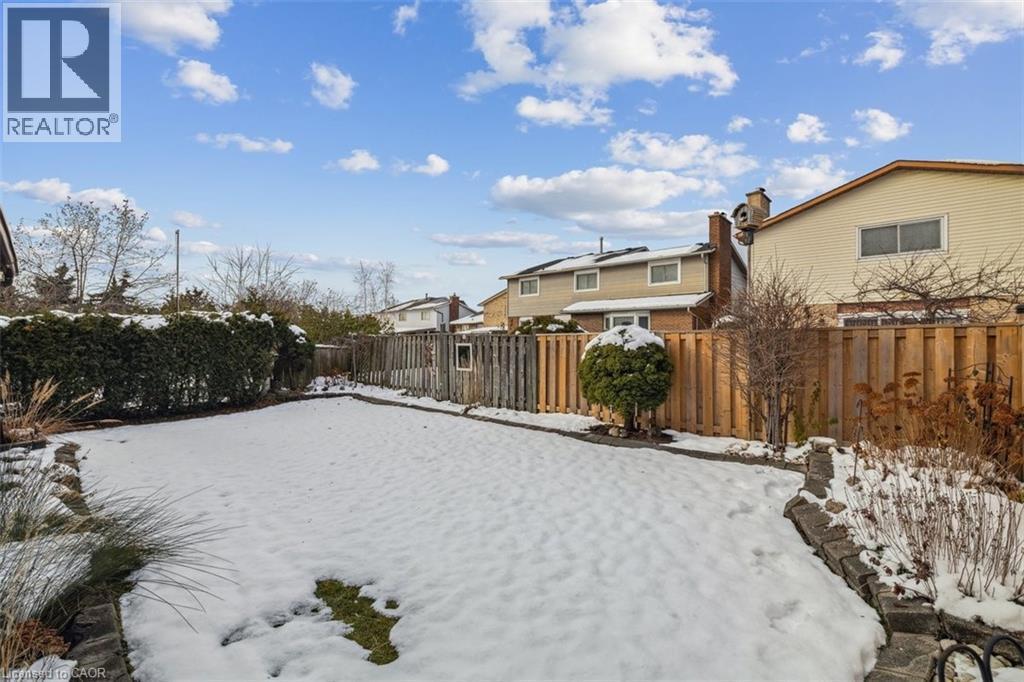 10 Finch Place, Hamilton, ON - Outdoor