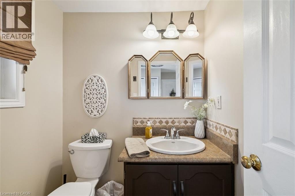 10 Finch Place, Hamilton, ON - Indoor Photo Showing Bathroom