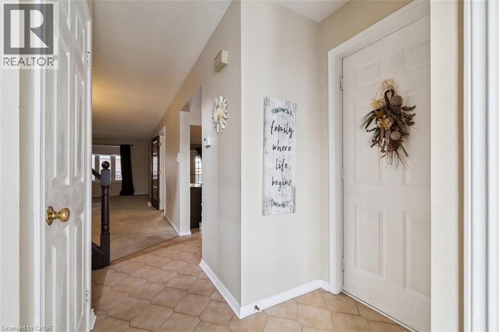 10 Finch Place, Hamilton, ON - Indoor Photo Showing Other Room