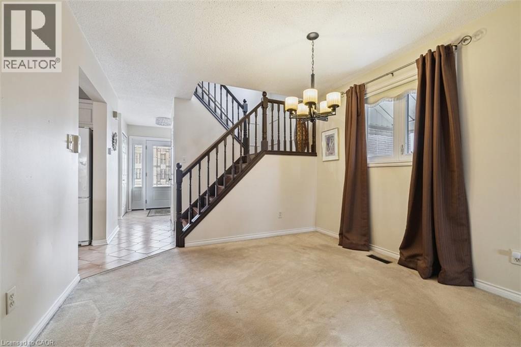 10 Finch Place, Hamilton, ON - Indoor Photo Showing Other Room