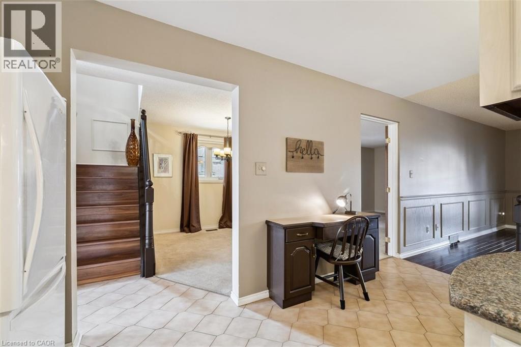 10 Finch Place, Hamilton, ON - Indoor Photo Showing Other Room