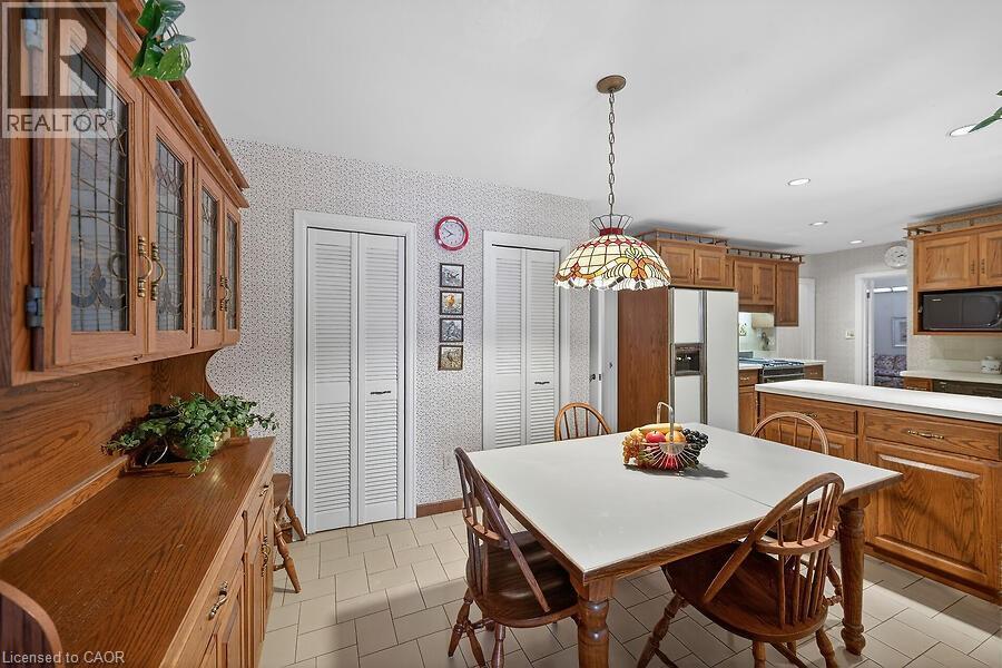 Dining area with baseboards and wallpapered walls - 9 Daleview Court, Hamilton, ON - Indoor Photo Showing Dining Room