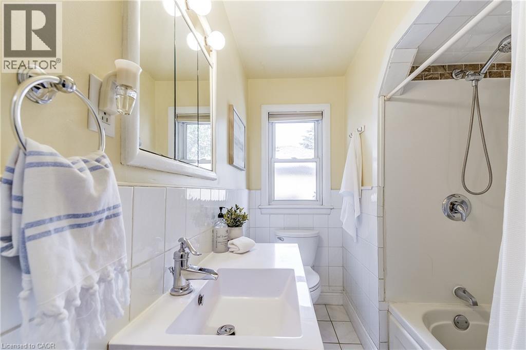 1216 De Quincy Crescent, Burlington, ON - Indoor Photo Showing Bathroom