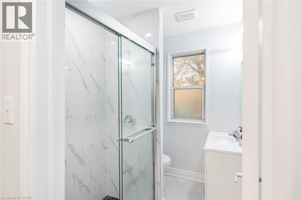 8 Leeds Street, Hamilton, ON - Indoor Photo Showing Bathroom