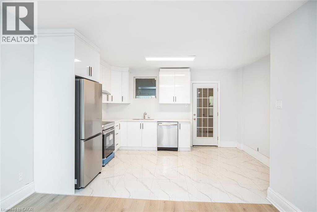 8 Leeds Street, Hamilton, ON - Indoor Photo Showing Kitchen