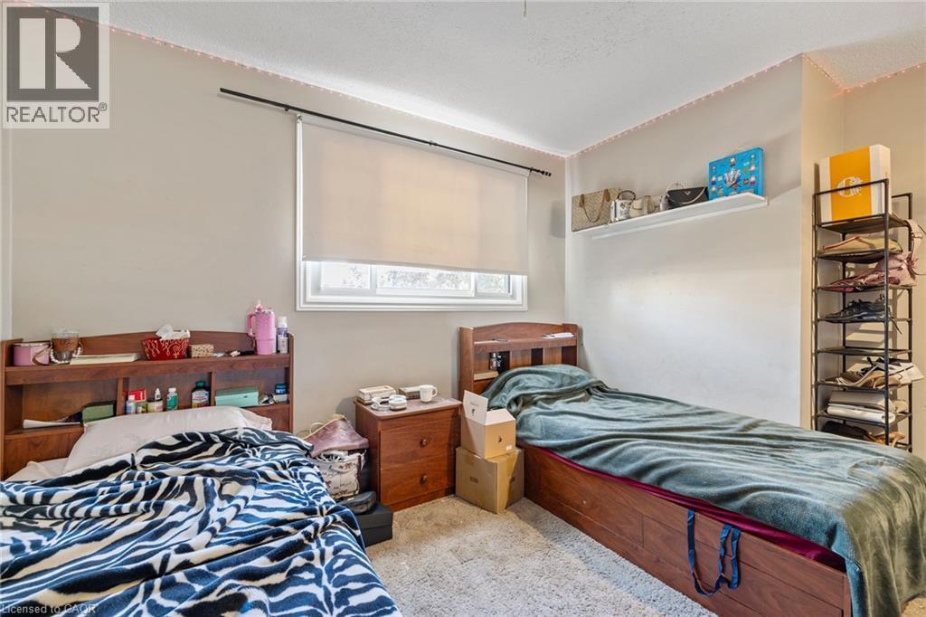 Bedroom featuring light carpet - 490 Queen Victoria Drive, Hamilton, ON - Indoor Photo Showing Bedroom