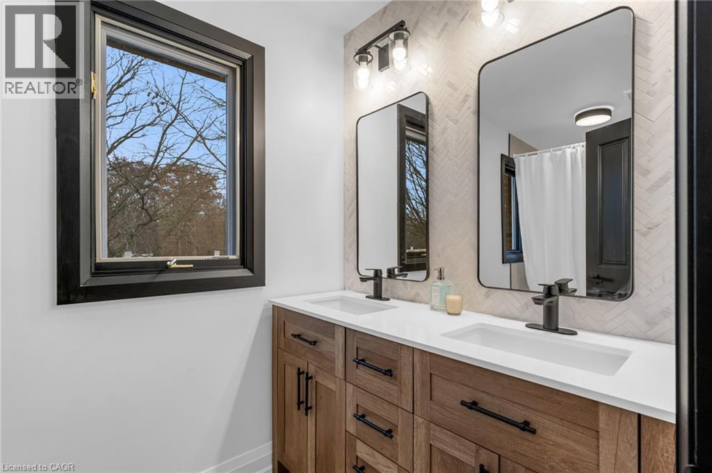 4344 No 1 Side Road, Burlington, ON - Indoor Photo Showing Bathroom