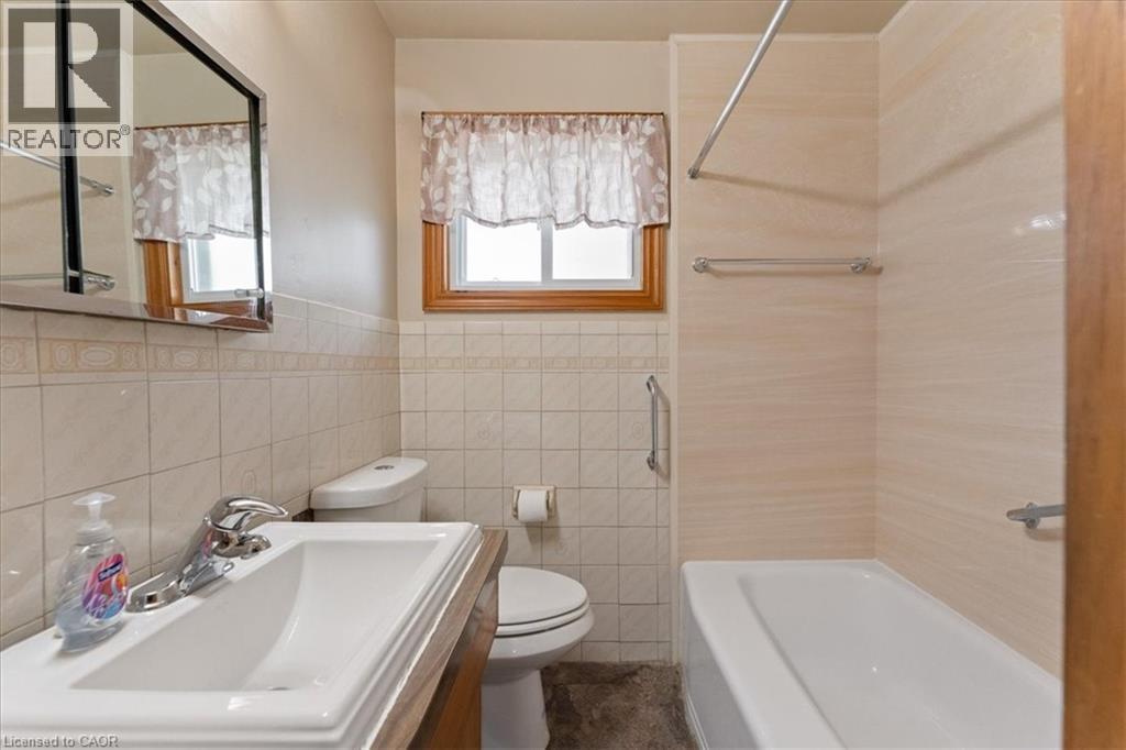 507 Upper Paradise Road, Hamilton, ON - Indoor Photo Showing Bathroom